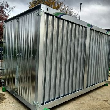 Sheltered shelter and storage on Unimec container