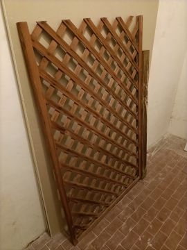 Intact wooden grating, with side support of a large wooden touch