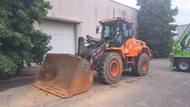 Doosan DL280-5 Rubber-Tired Loader