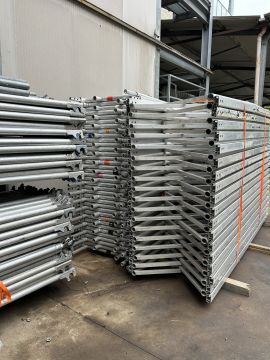 Używana tymczasowa osłona o powierzchni około 1 000 m&sup2;, kompatybilna z produktami innych marek