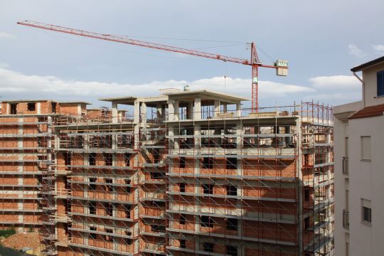 ALFA A662 Tower Crane, 32 m x 46 m &ndash; Lifting Capacity: 2,500 kg &ndash; 1,000 kg at the jib tip &ndash; Radio Control
