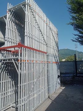 マルチェガリア社製足場