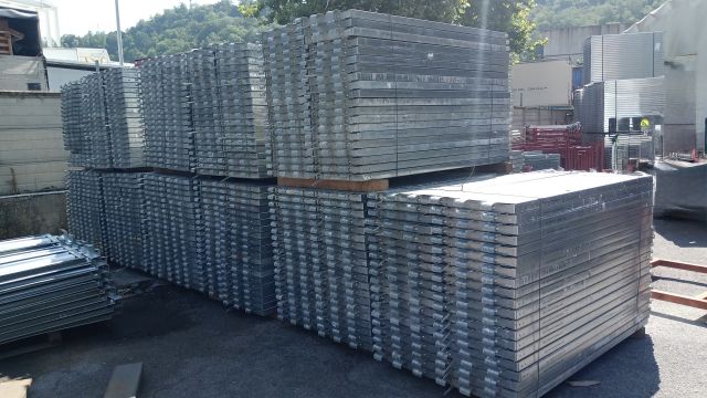 マルチェガリア社製足場