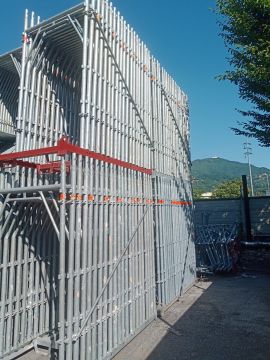 マルチェガリア社製足場