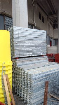マルチェガリア社製足場