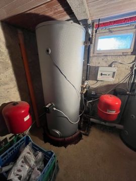 Riello RBC-HP 300 1S Water Heater (300 L - 2024) + Cordivari 4 kW Heating Element with Thermostat
