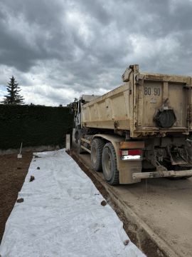 6x4 dump truck with driver (France)