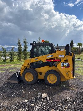 Caterpillar 242D3 Skid-Steer Loader Rental &ndash; 1-Ton Vertical Lifting Capacity
