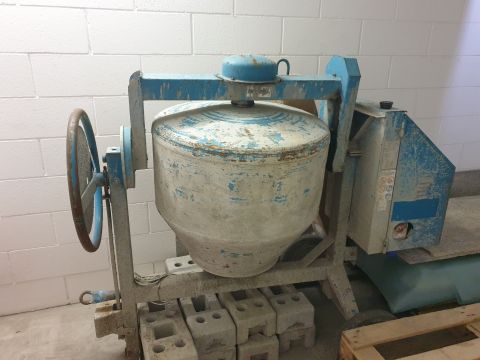 Professional concrete mixer