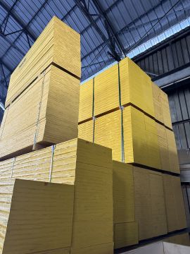 Neue gelbe Holzplatten für den Bau - Erste Wahl