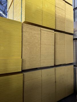 Nieuwe gele houten panelen voor de bouw - Eerste keuze