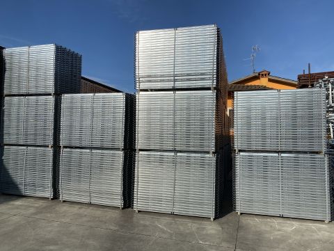 Gegalvaniseerde en geverfde steigers (1 container van 1080 m2 onmiddellijk beschikbaar)